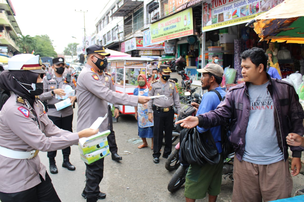 Kapolresta Pekanbaru Perintahkan Personilnya Berikan Imbauan Prokes dan Bagikan Masker