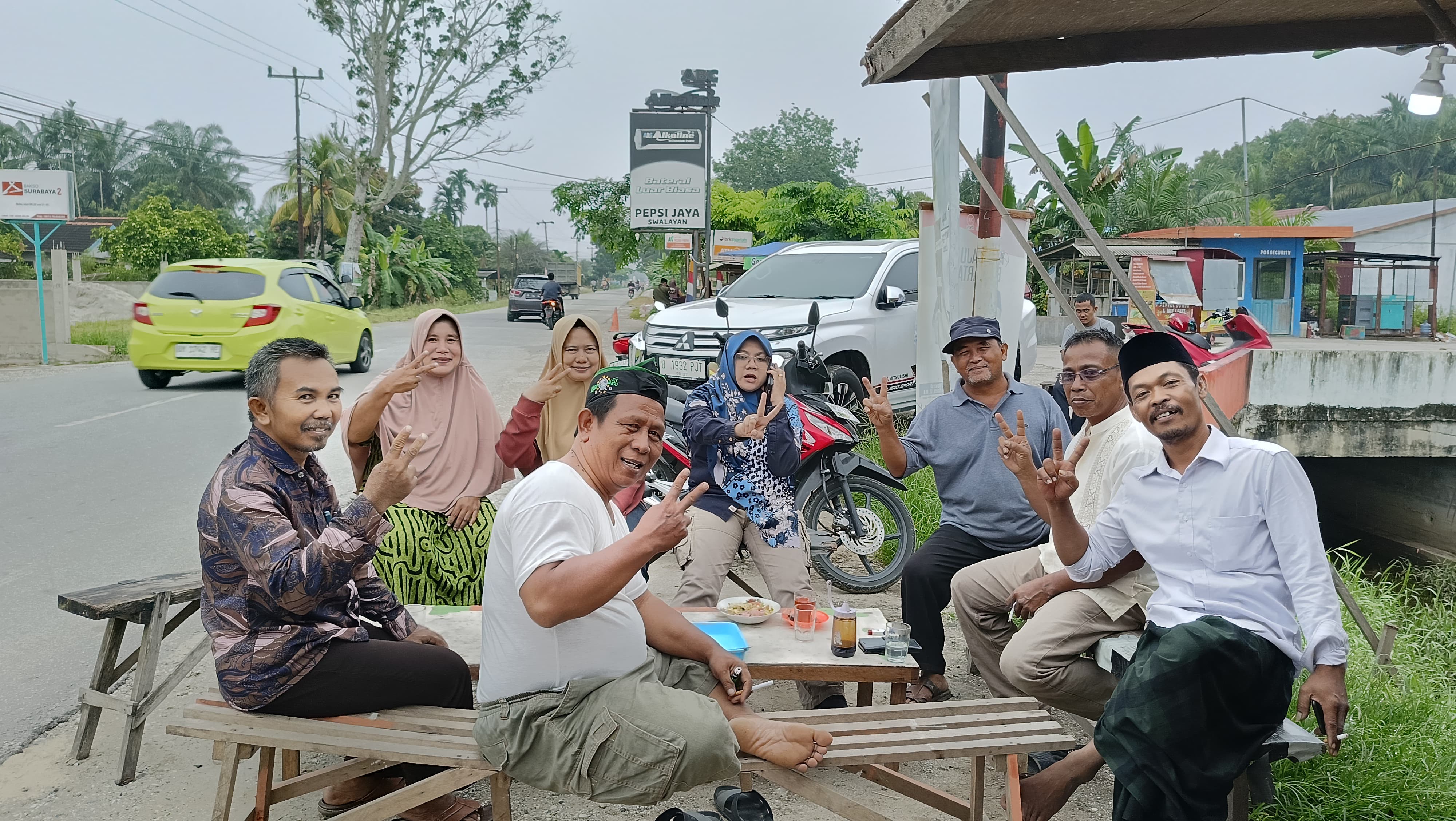 Sarapan Bareng Relawan di Pinggir Jalan Bungaraya, Afni: Kita Ini Orang Lapangan