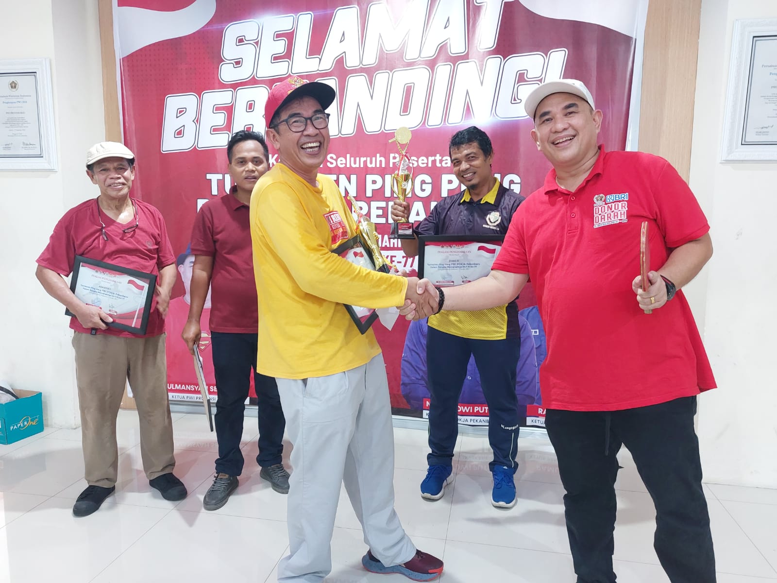 Meriahkan HUT RI ke-77, Raja Isyam Azwar Juara Turnamen Pingpong PWI Pokja Pekanbaru