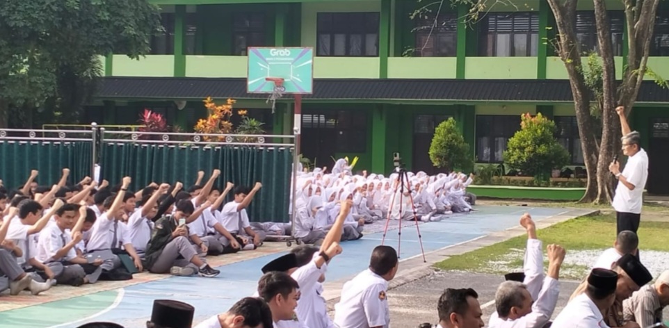 Kurnia Wakaf Al-Qur’an Serahkan 97 Mushaf Al-Qur’an Gratis ke Siswa-Siswi Tahfidz MAN 2 Pekanbaru