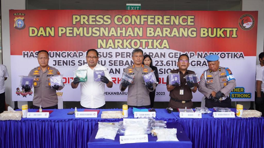 Direktorat Reserse Narkoba Polda Riau Tangkap Tujuh Tersangka Jaringan Narkoba Internasional