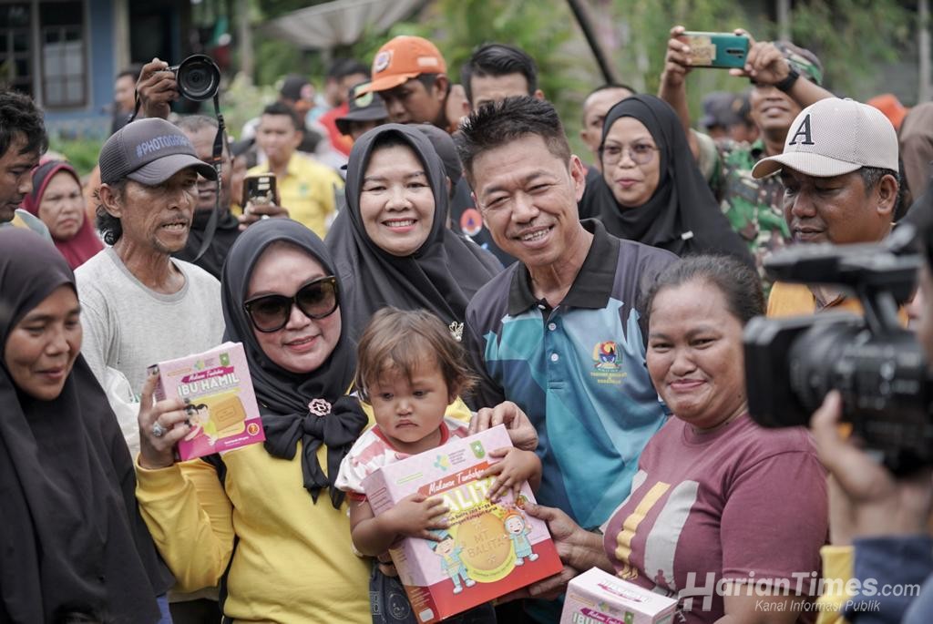 Kunjungi Warga Terdampak Banjir, Bupati Rohil Bagikan Ratusan Paket Sembako