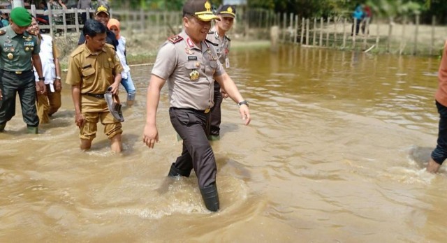 Gubri, Kapolda dan Danrem Turun ke Lokasi Banjir di Kuansing