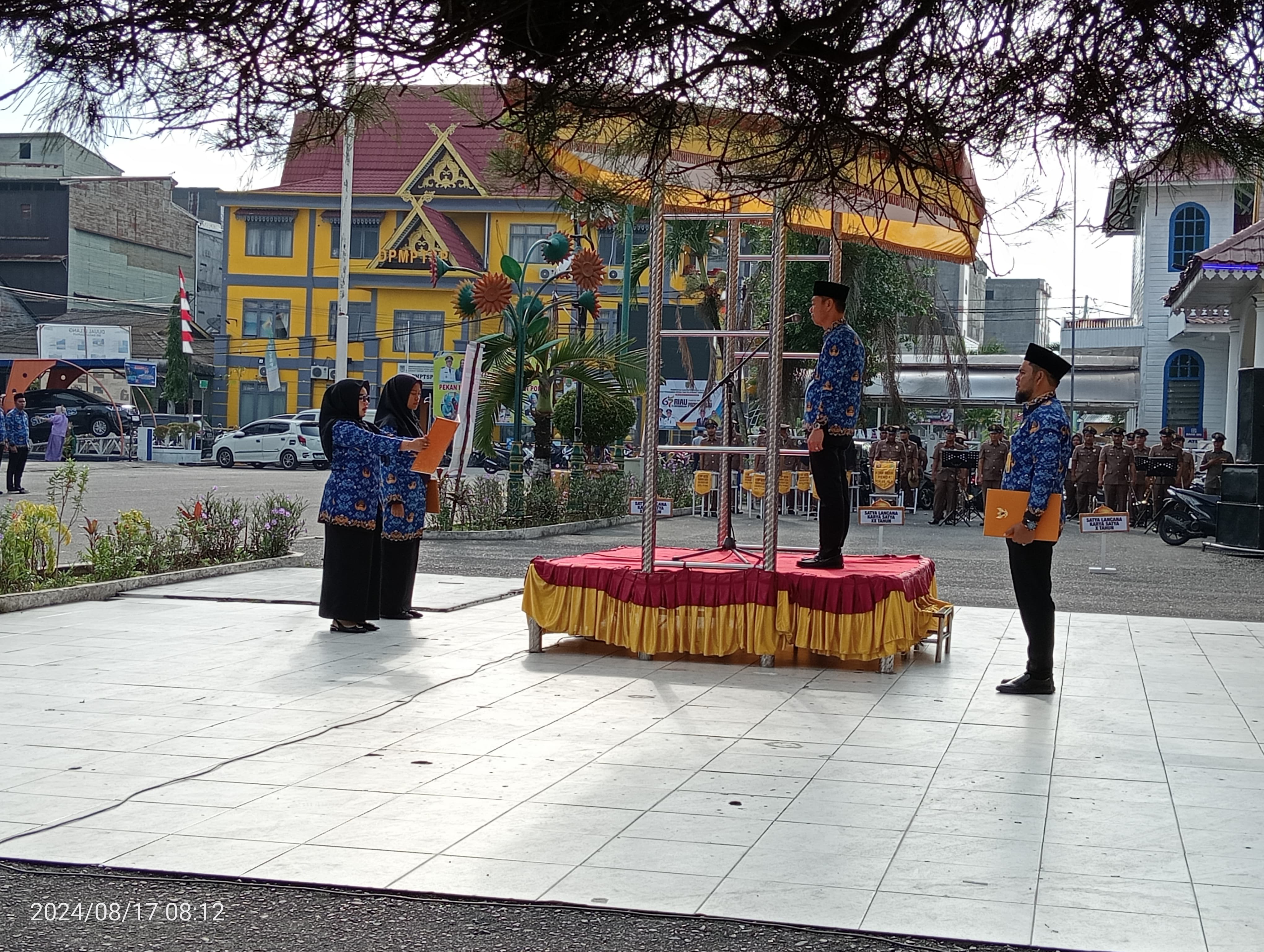 Pimpin Upacara 17 Hari Kerja, Bupati Rohil Afrizal Sintong Ingatkan OPD Berikan Pelayanan Terbaik ke Masyarakat