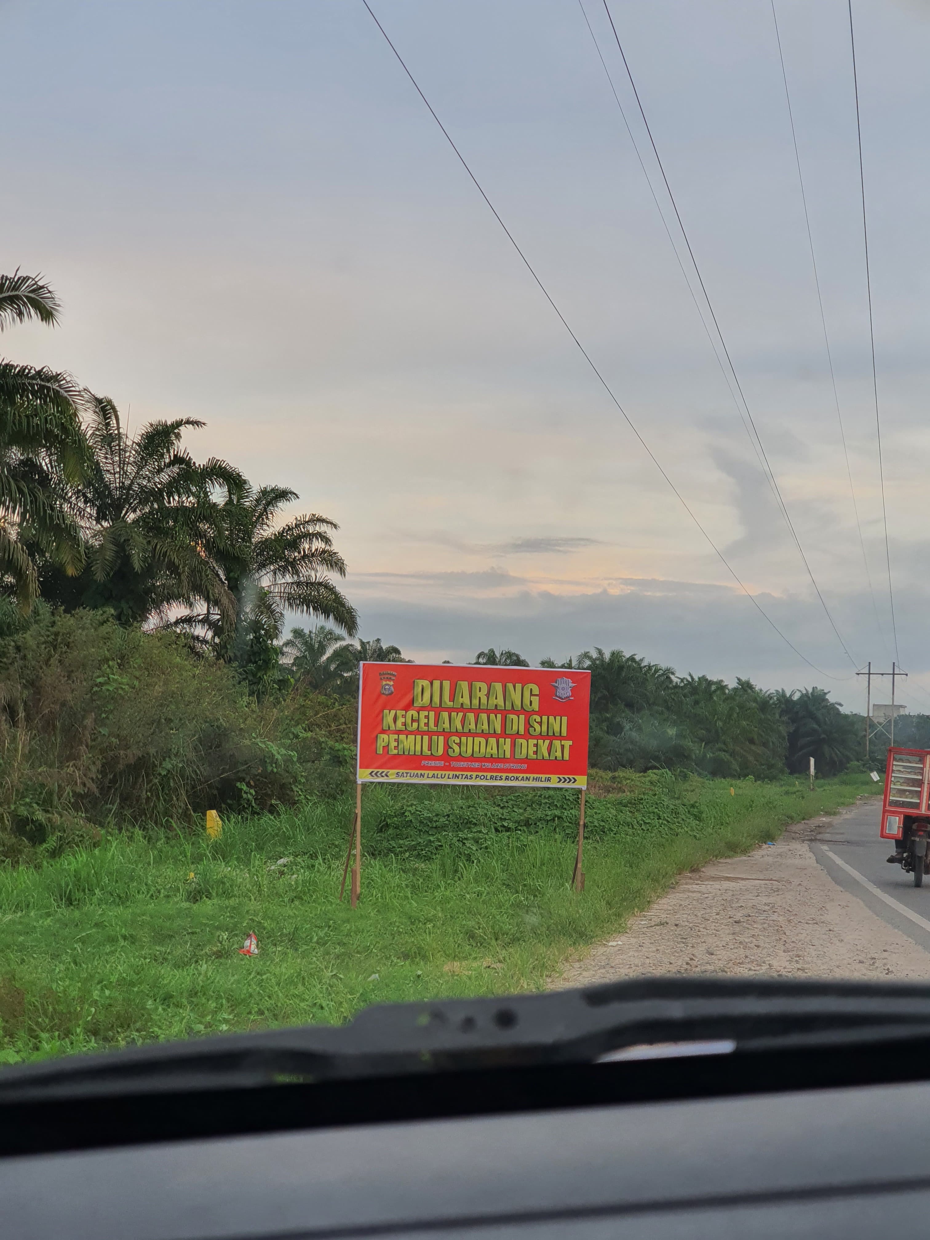 Satlantas Polres Rohil Pasang Spanduk Dilarang Kecelakaan Di Sini, Pemilu Sudah Dekat' di Jalan Riau-Sumut