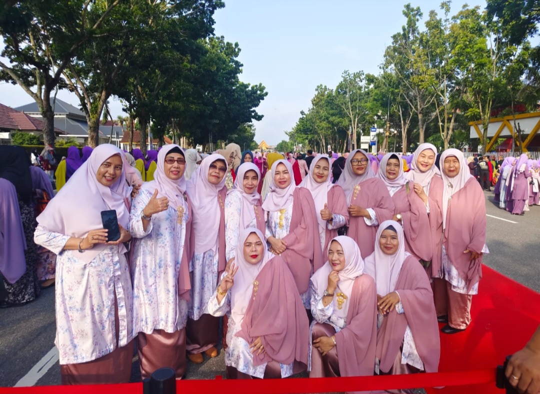 Dengan Berkebaya Laboh Kekek, IKWI Riau Turut Berperan Pecahkan MURI Tari Zapin Massal