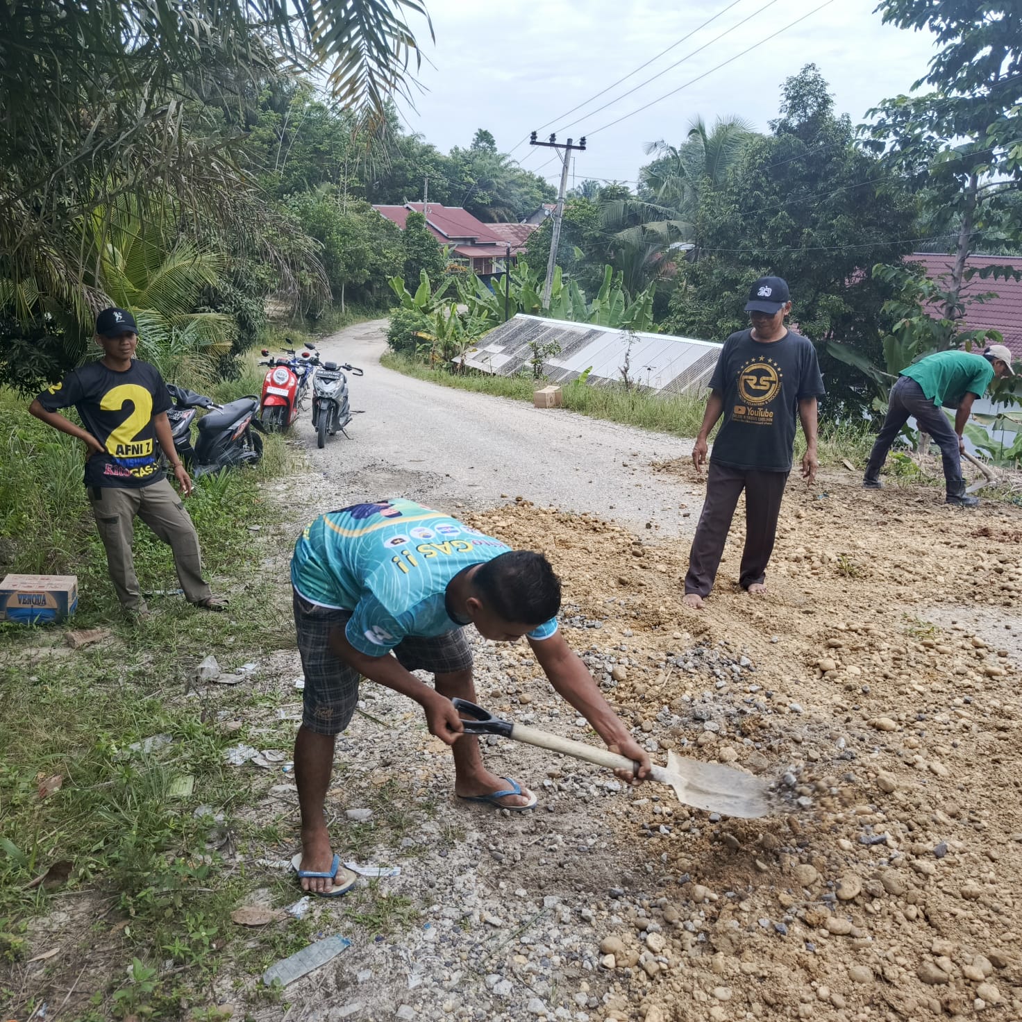 Rayakan Kemenangan, Relawan Afni-Syamsurizal Timbun Jalan Berlubang di Kampung Delima Jaya