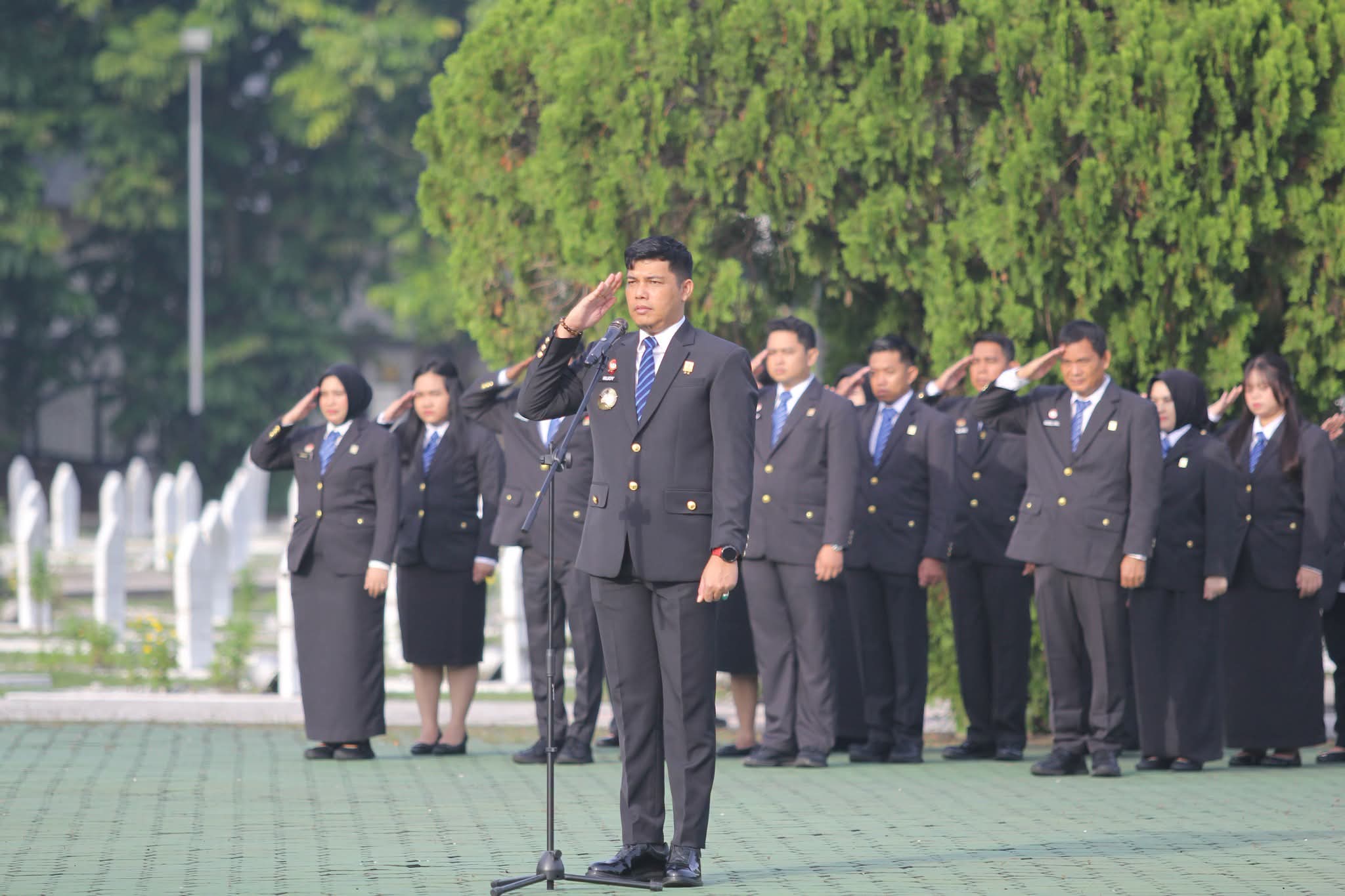 Kakanwil Kemenkum Riau Pimpin Upacara Tabur Bunga dan Ziarah di Taman Makam Pahlawan