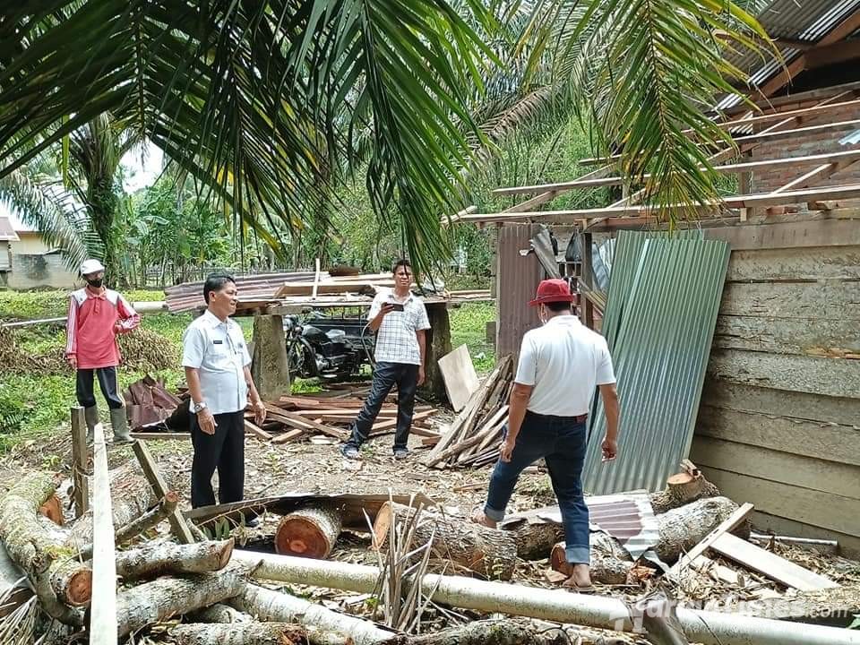 Plt Bupati Suhardiman Amby Tinjau Rumah Korban Angin Puting Beliung