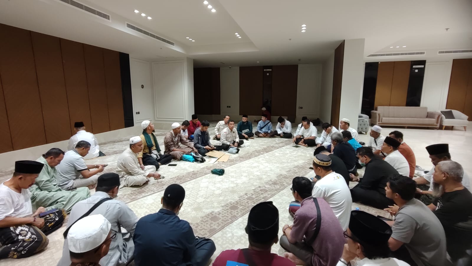 Pastikan Kesiapan Pelayanan ke Jemaah Berjalan Optimal, Petugas Kloter BTH 12 Rakor Bersama Karu dan Karom