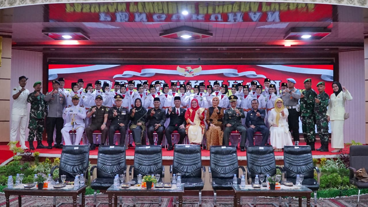 Kukuhkan Paskibaraka, Bupati Rohil Afrizal Sintong: Belajarlah dengan Sungguh-Sungguh