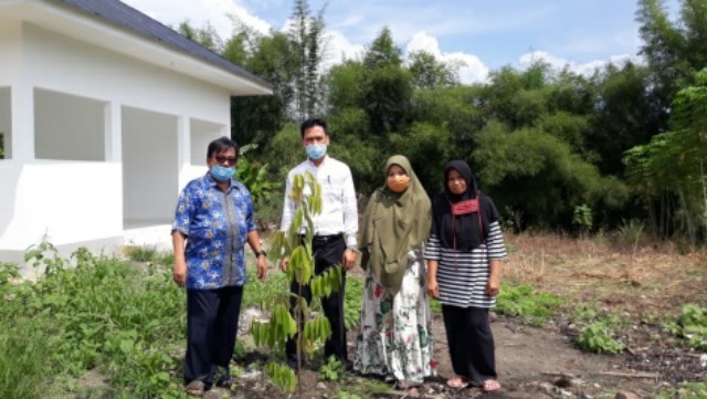 Tingkatkan Tri Darma Perguruan Tinggi, Tim Dosen Unilak Bantu Warga Bibit Tanaman Produktif