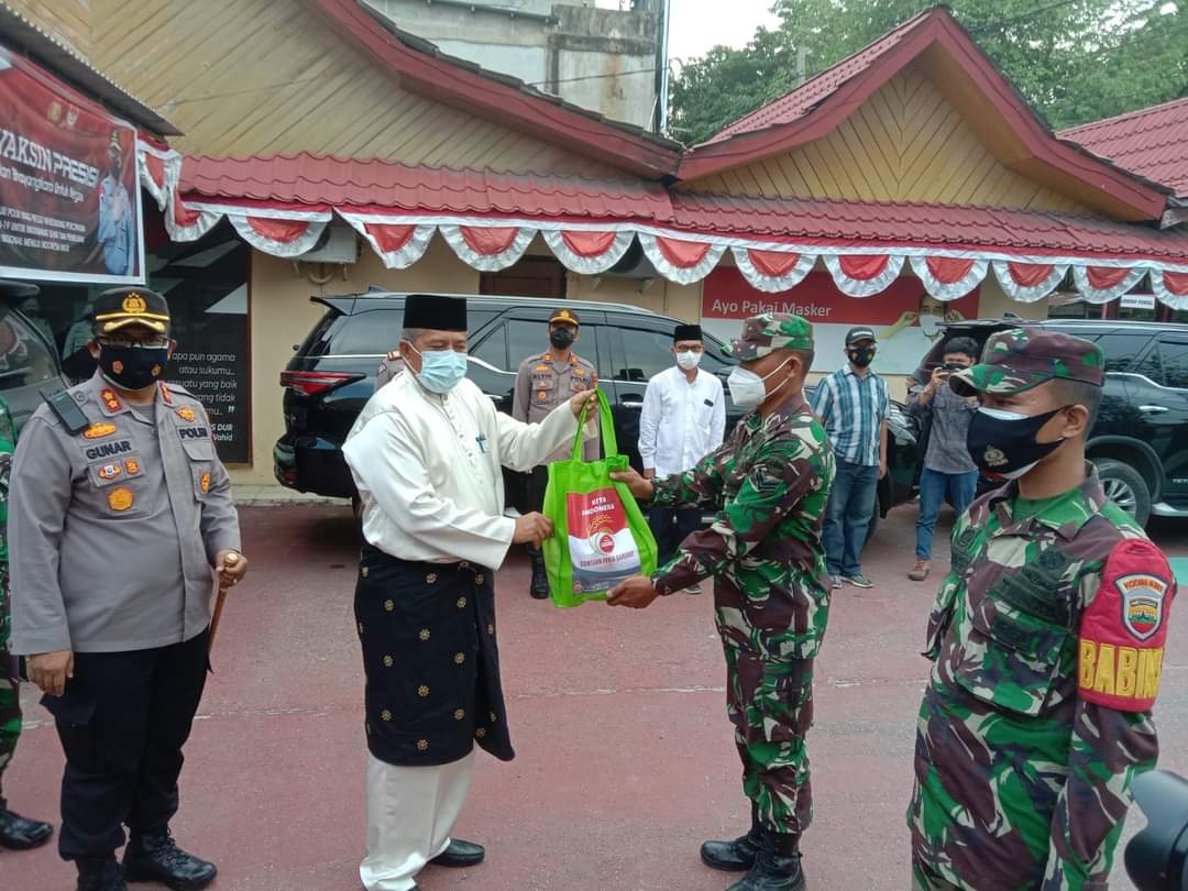 Bupati Siak Alfedri Bersama Kapolres Lepas Pasukan Pendistribusian Bansos di Kecamatan Tualang
