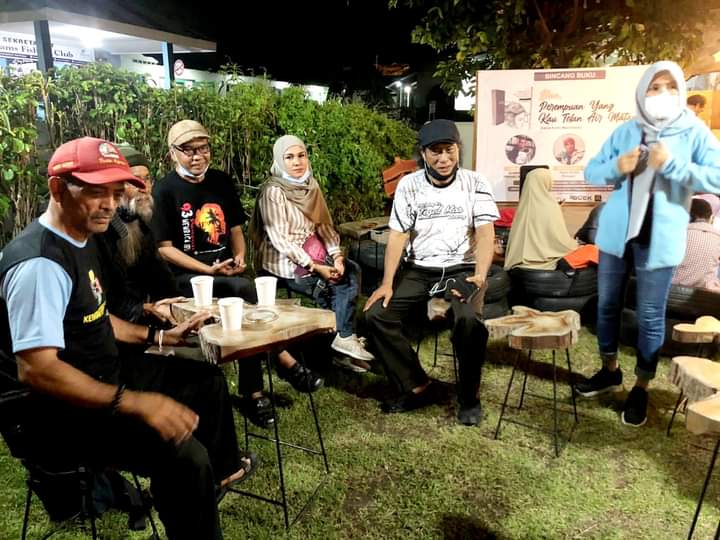 Penyair Sumbar Bincangkan Buku Karya Kunni Masrohanti