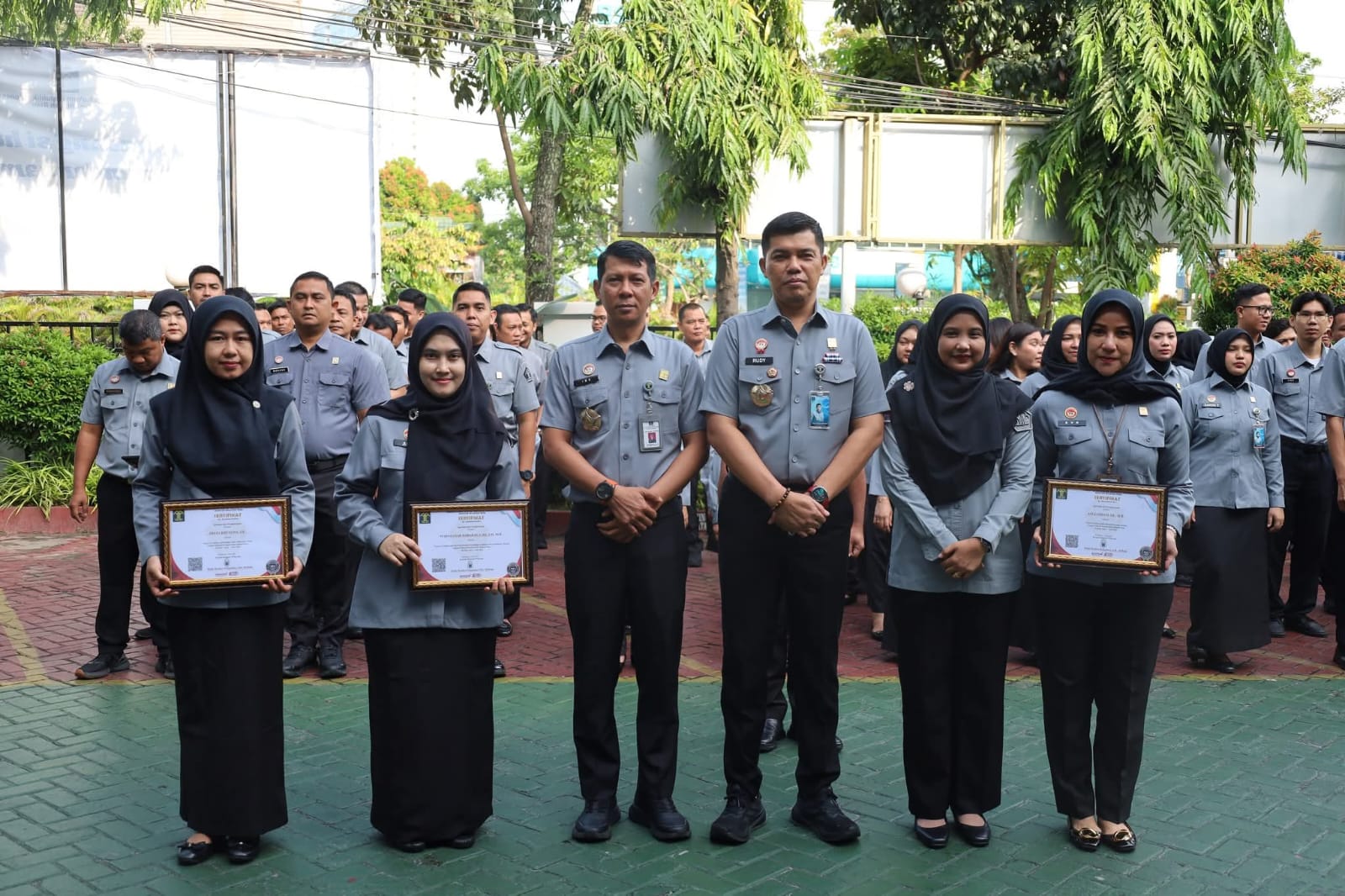Pimpin Apel Senin Pagi, Kakanwil Kemenkum Riau Serahkan Penghargaan Pegawai Teladan dan Evaluasi Capaian Kinerja Triwulan II