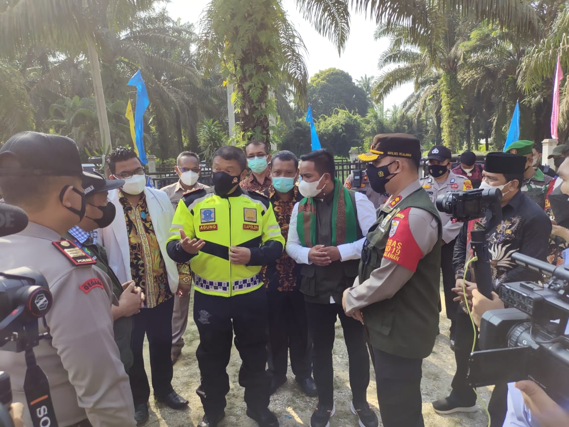 Kapolda Riau dan Bupati Pelalawan Tinjau Posko PPKM PT Serikat Putra Desa Sialang Godang
