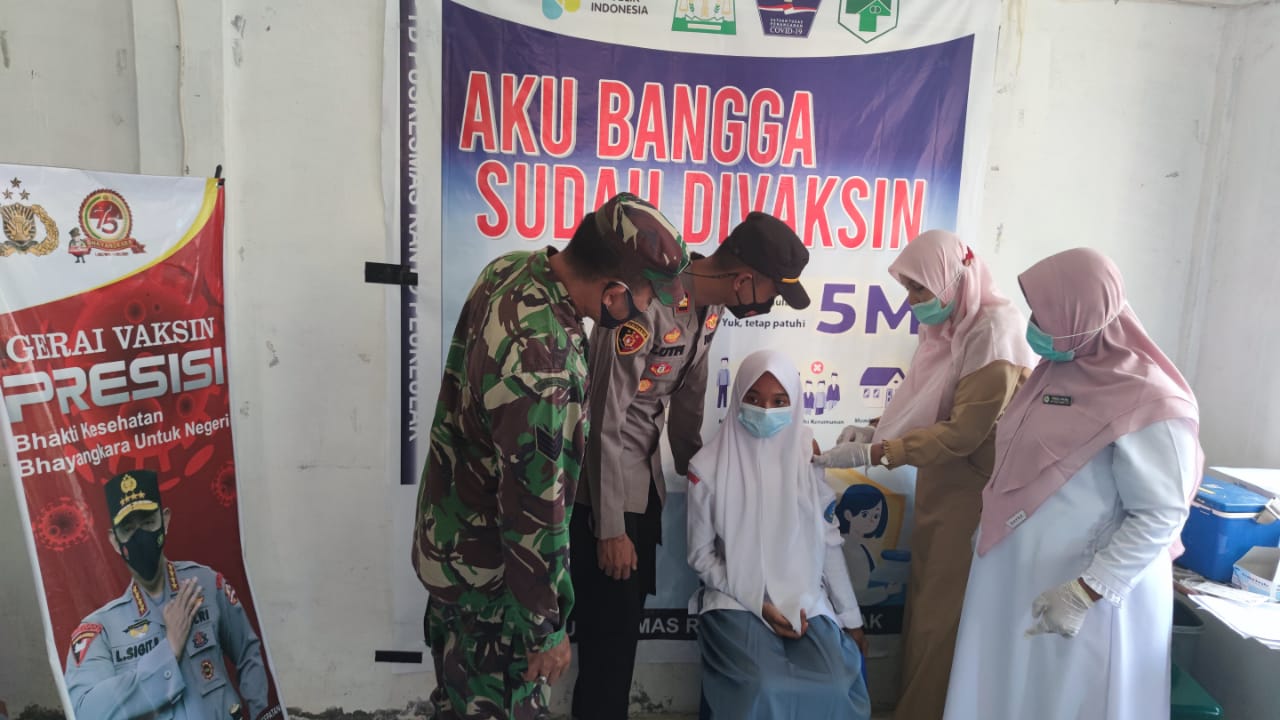 Personel Polsek Lakukan Pengamanan Vaksinasi Massal di Puskesmas Ranto Peureulak