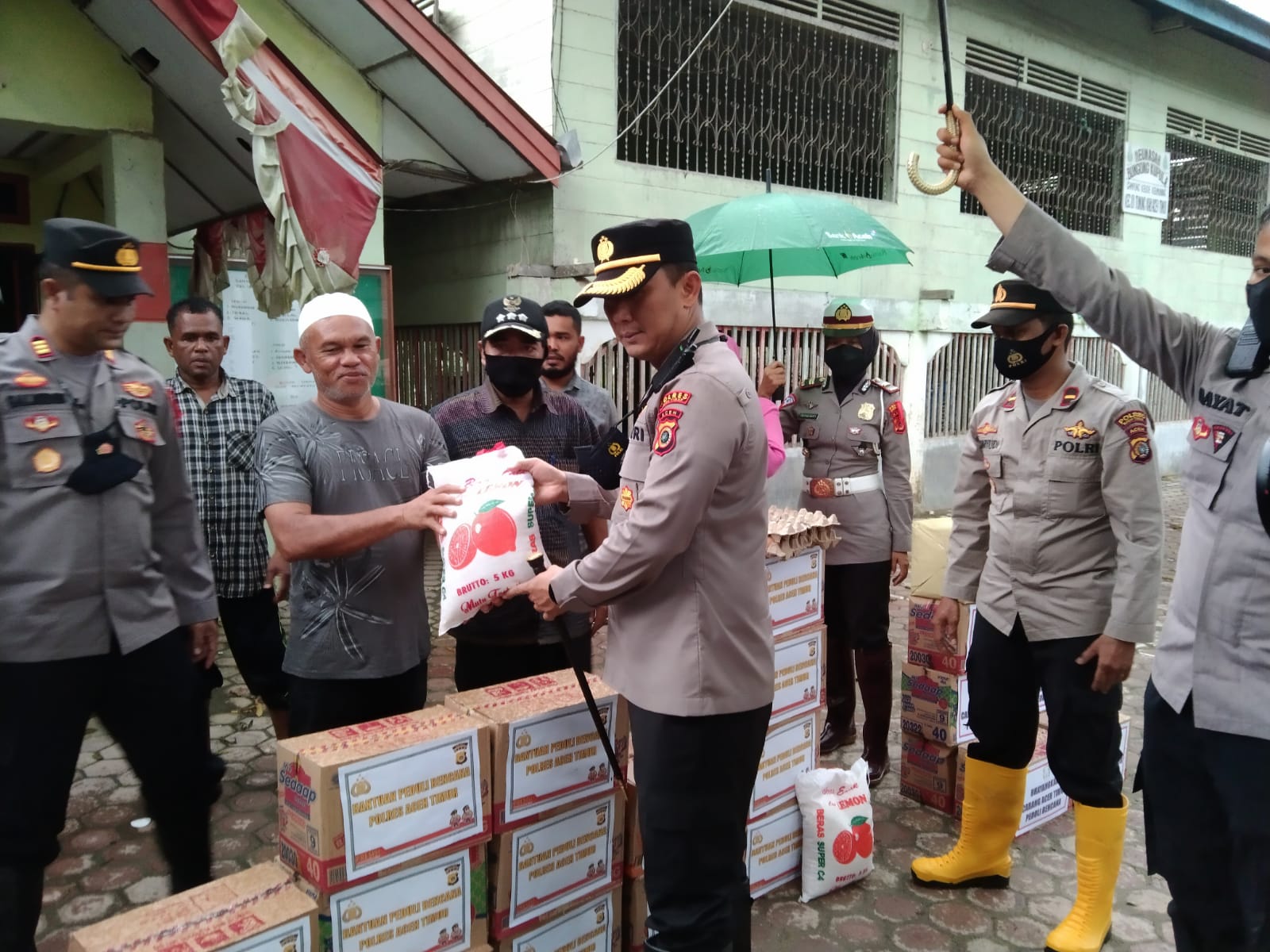 Kapolres Aceh Timur Serahkan Bantuan Sembako ke Warga Korban Banjir Dua Desa di Idi Tunong