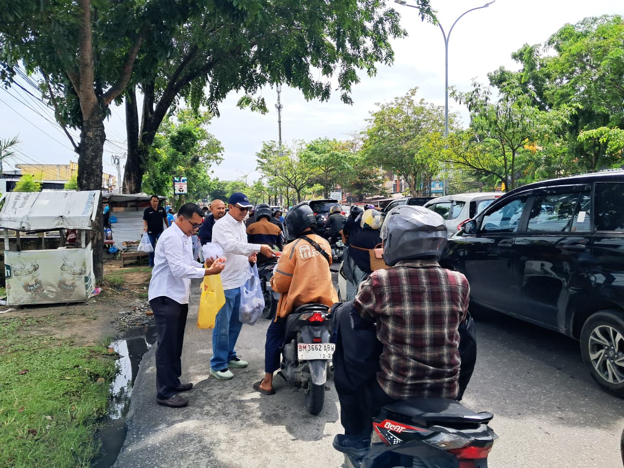 Jumat Berkah, PWI Riau Bagikan 600 Nasi Bungkus ke Warga Pekanbaru