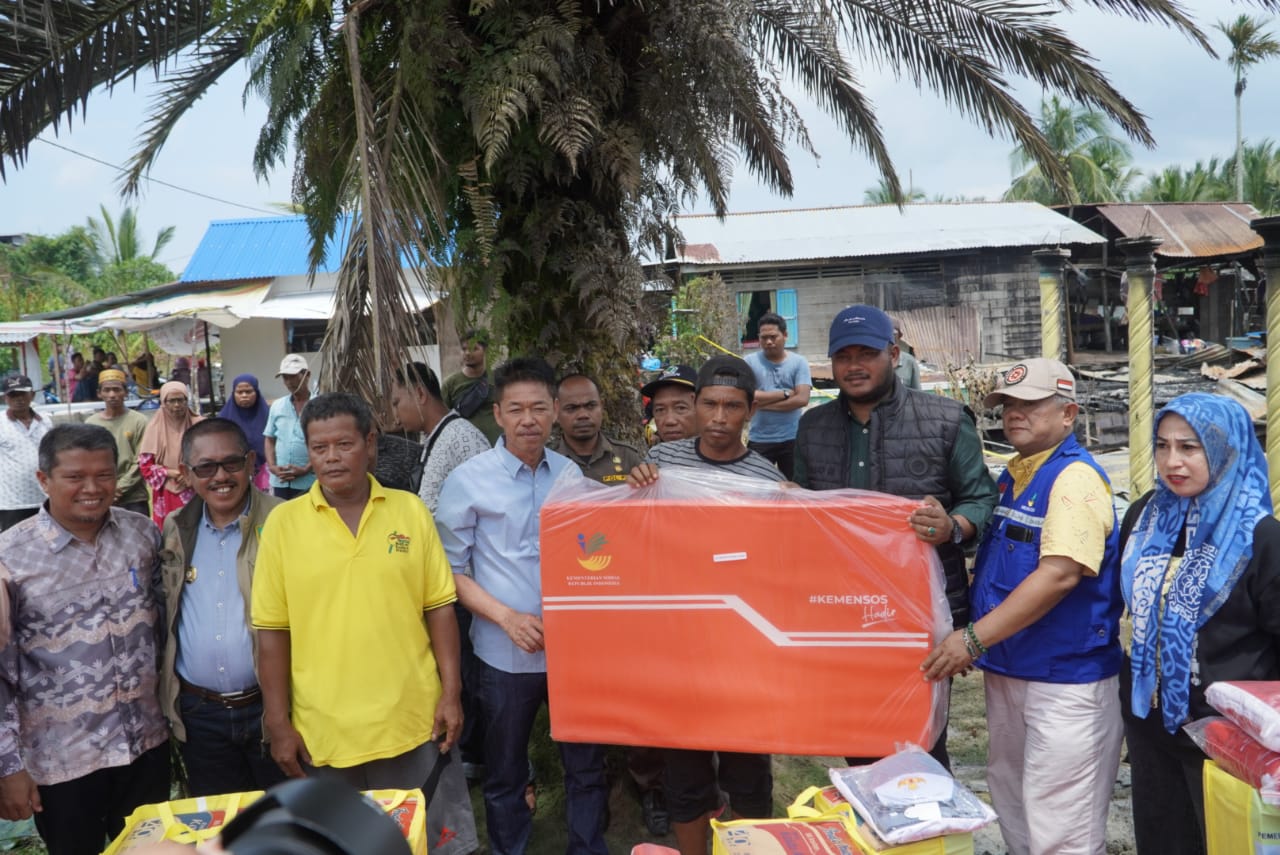 Kunjungi Korban Kebakaran Rumah di Bagan Barat, Bupati Rohil Serahkan Bantuan
