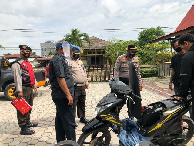 Tim Patroli Yustisi Bukit Raya Amankan Pemilik Sepeda Motor Bodong di Warnet Phonex