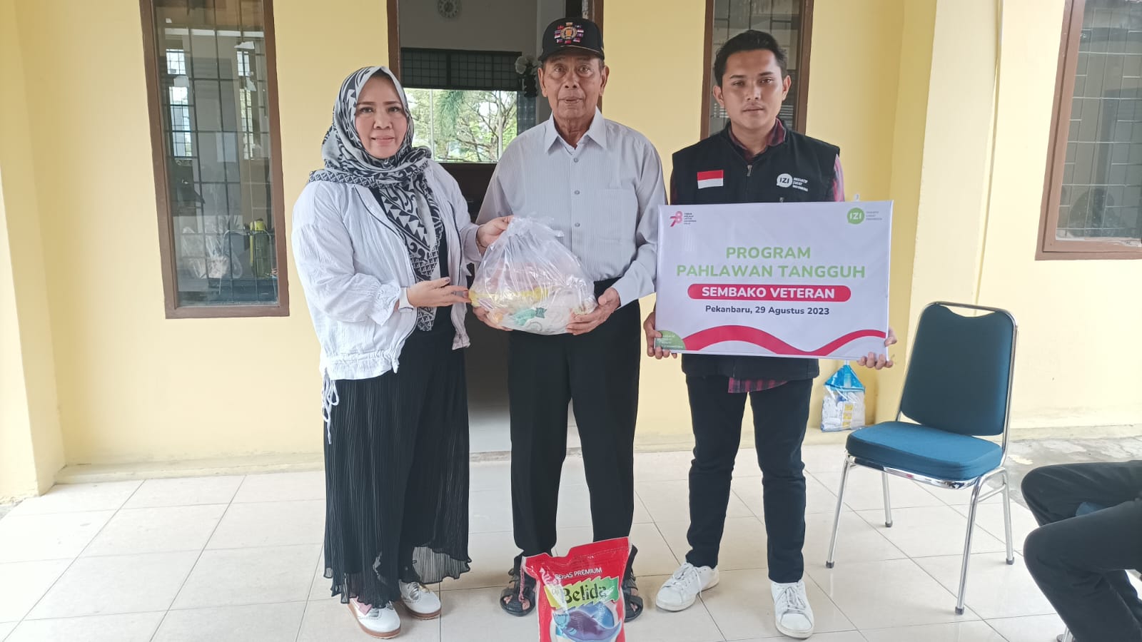 IZI Riau Salurkan Bantuan Sembako ke Veteran di Marpoyan Damai