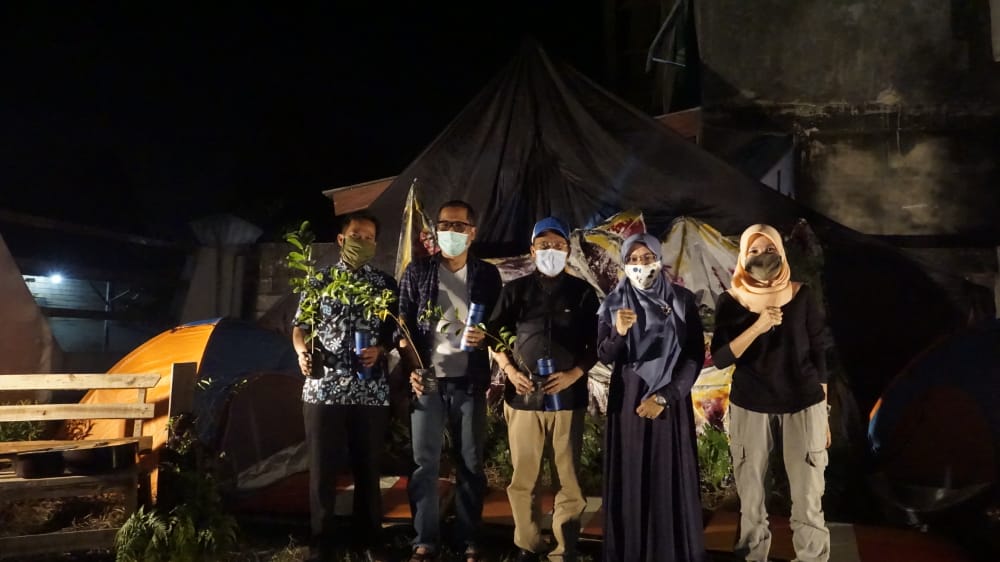 Tenaga Ahli Menteri LHK Bagikan Tumbler dan Bibit Pohon ke Peserta Bincang Karya