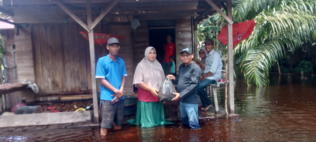 Pemdes Kembung Luar Serahkan Bantuan 34 KK Terdampak Banjir