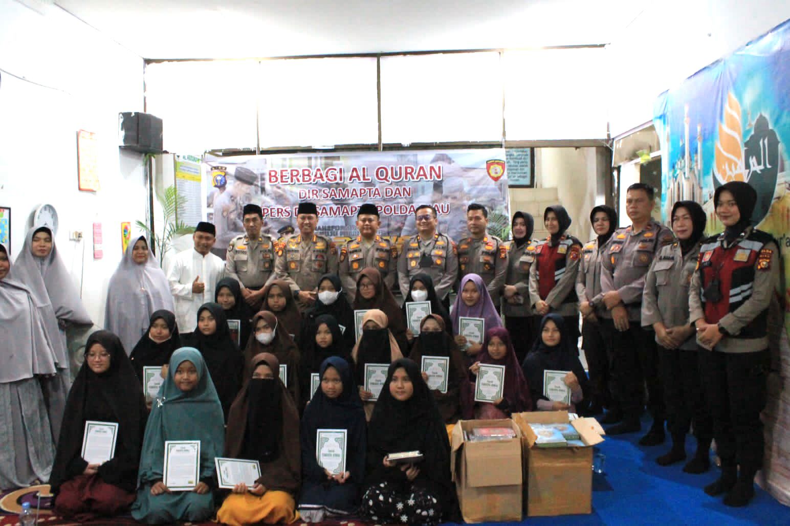 Direktur Sabhara Polda Riau Serahkan 120 Al Quran, 200 Surat Yasin dan 40 Kitab Tajwid ke Yayasan Al Haramain