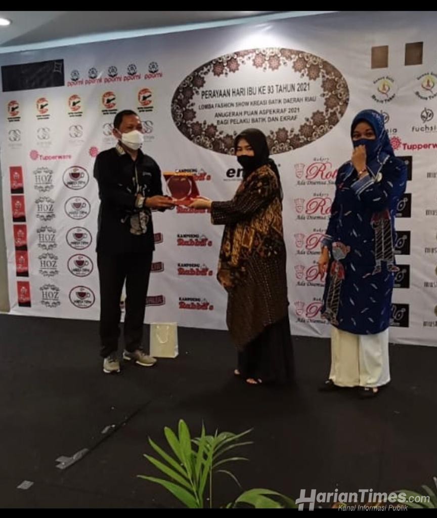 Azhar Raih Penghargaan Sebagai Pengelola Batik Daerah Riau Terbaik 2021