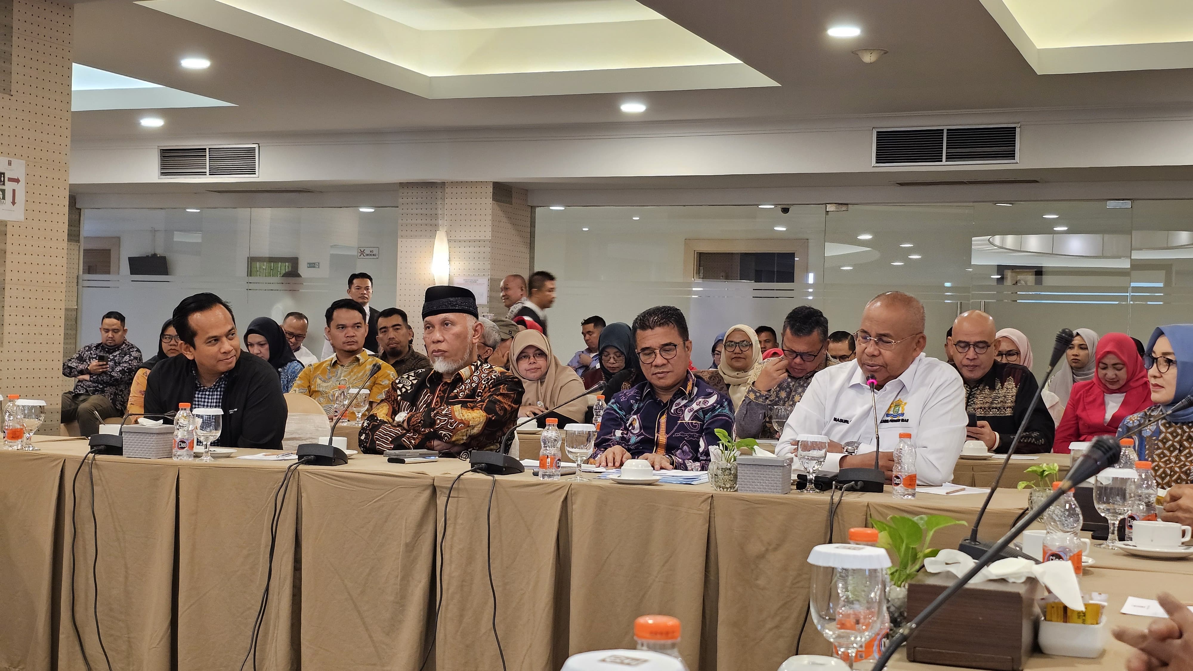 Gubernur Sumbar Perkenalkan Program Galeh Babelok ke Pengusaha Riau