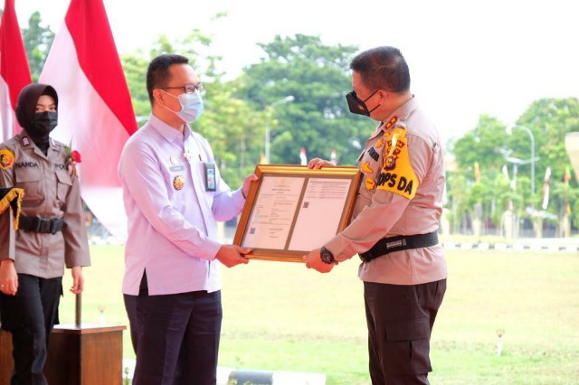 Dirjen KI Serahkan Surat Pencatatan Hak Cipta Aplikasi Dahsboard Lancang Kuning ke Polda Riau