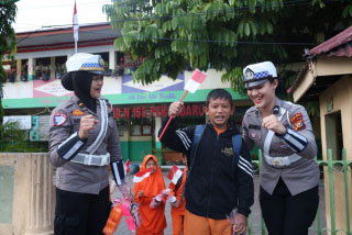 Ditlantas Polda Riau Gelar Gerakan Polantas Menyapa di SDN 158 dan SDN 06