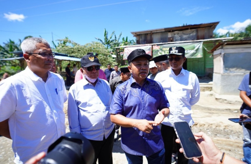 Tinjau Jalan Rusak di Manggala Sempurna Tanah Putih, Gubri: Kita Tidak Bisa Membangun Secara Maksimal