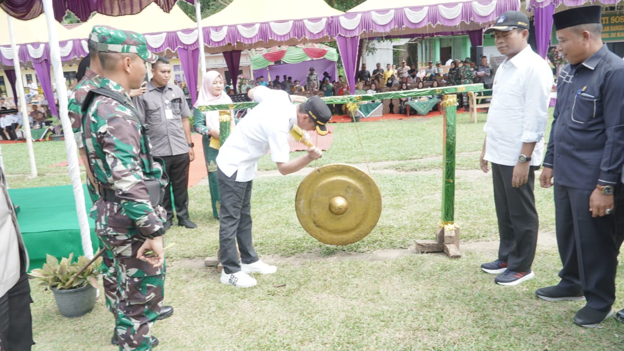 Buka TMMD ke- 117, Bupati Rohil Afrizal Sintong: Kita Bangga dengan Kegiatan Ini
