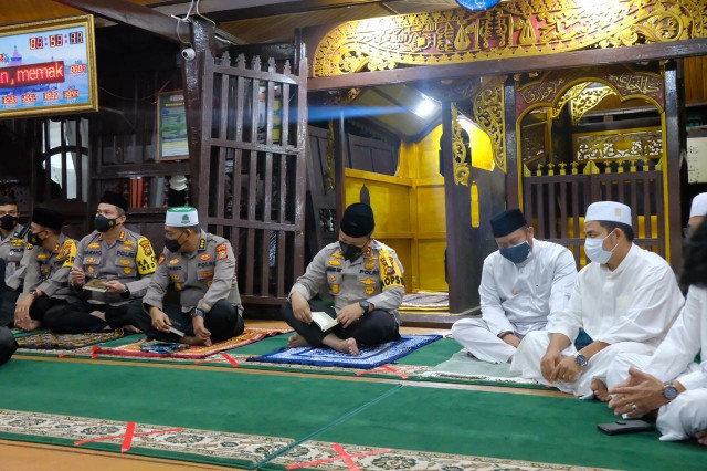 Kapolda Riau Ikuti Khotmil Qur'an di Masjid Jami' Air Tiris