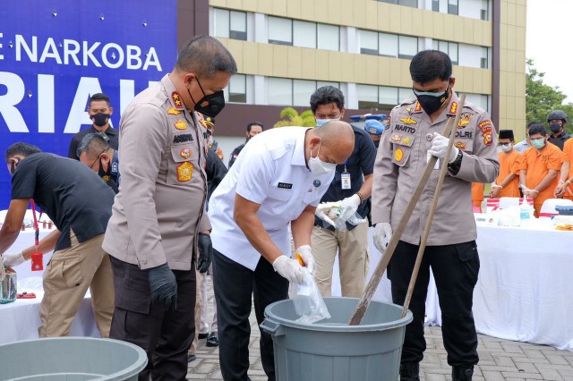 Kapolda Riau Release Penangkapan Narkoba Jenis Liquid dan Musnahkan 20 Kg Shabu