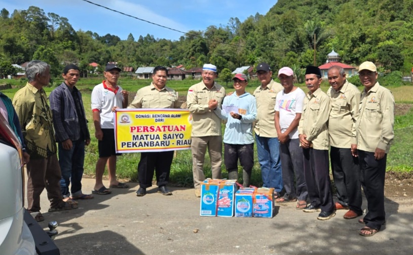 Pengurus Matua Saiyo Provinsi Riau Serahkan Bantuan ke Pekeja Perbaikan Irigasi Banda Badarun
