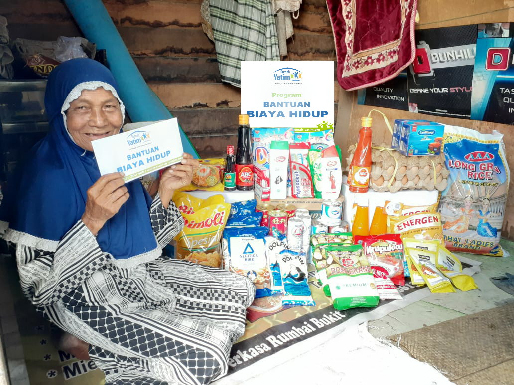 Rumah Yatim Riau Salurkan Biaya Hidup Untuk  Nenek Nurhayati
