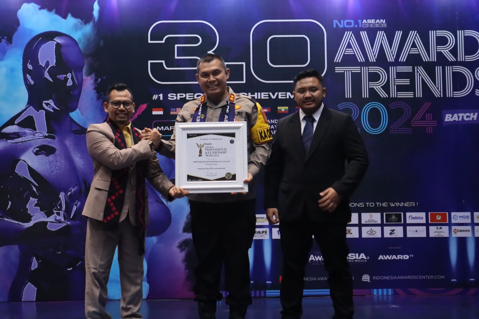 Kapolres Dumai Raih Penghargaan The Winners of Inspiring Profesional And Leadership Awards 2024