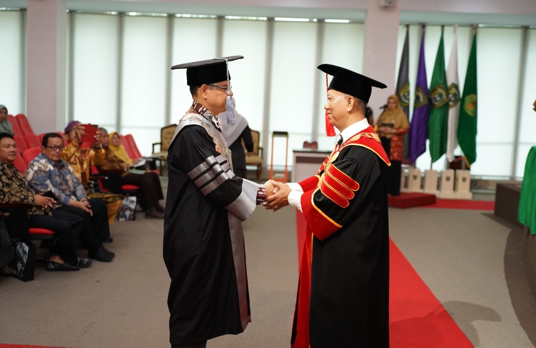 Prof Anas Puri Dikukuhkan Jadi Guru Besar UIR ke-14 Bidang Keilmuan Teknik Sipil