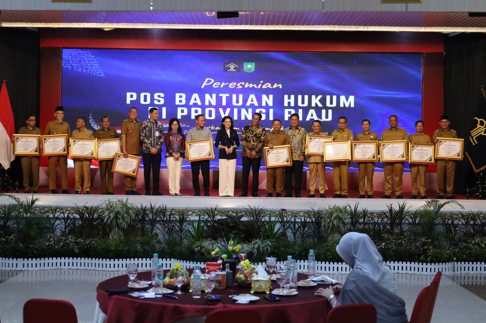 Dukungan Pembentukan Posbakum, Menteri Hukum Serahkan Penghargaan kepada 12 Kepala Daerah di Riau