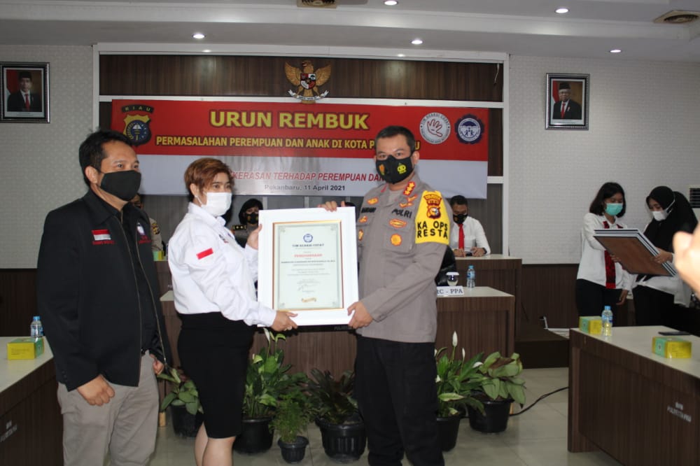 Kapolresta Pekanbaru Terima Penghargaan dari TRC PPA Indonesia