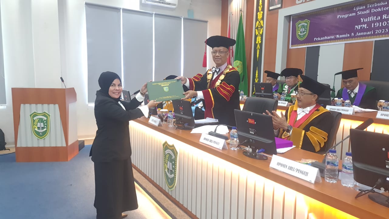 Doktor Hukum Pertama UIR Raih IPK 3,90,  Yulfita Rahim: Kriminalisasi Terhadap Notaris Tetap Saja Berlangsung
