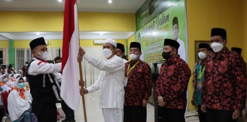 Lepas Keberangkatan 54 Jamaah Haji Riau, Syamsuar: Bapak dan Ibu Adalah Duta Bangsa