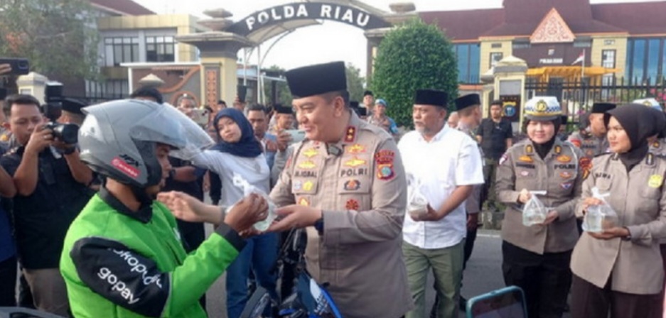 Jelang Akhir Masa Jabatan, Irjen Iqbal dan Ketua PWI Riau Raja Isyam Bagikan Takjil dan Bukber Bersama Insan Pers