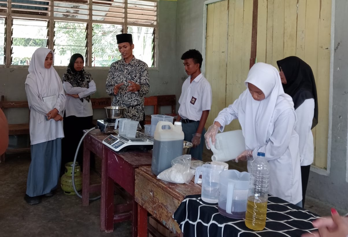 Wujud Peduli Lingkungan, Siswa MAN 5 Kampar Ubah Minyak Jelantah Jadi Biodiesel