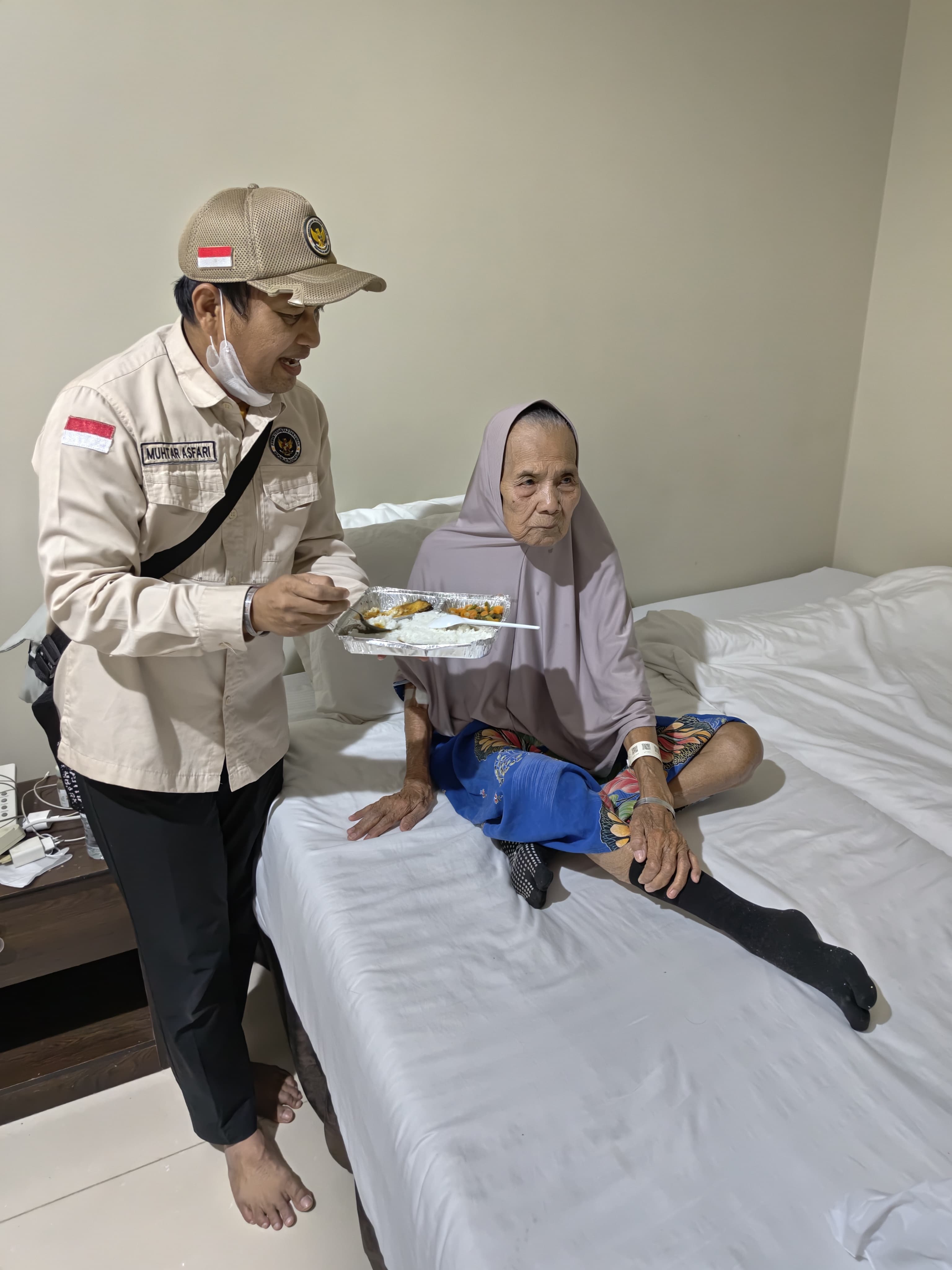 Ketua Kloter BTH 08 Rawat Jemaah Haji Sakit Layaknya Orang Tua Sendiri