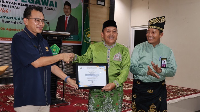Kakanwil Kemenag Riau Terima Dua Penghargaan dari Kanwil DJPb