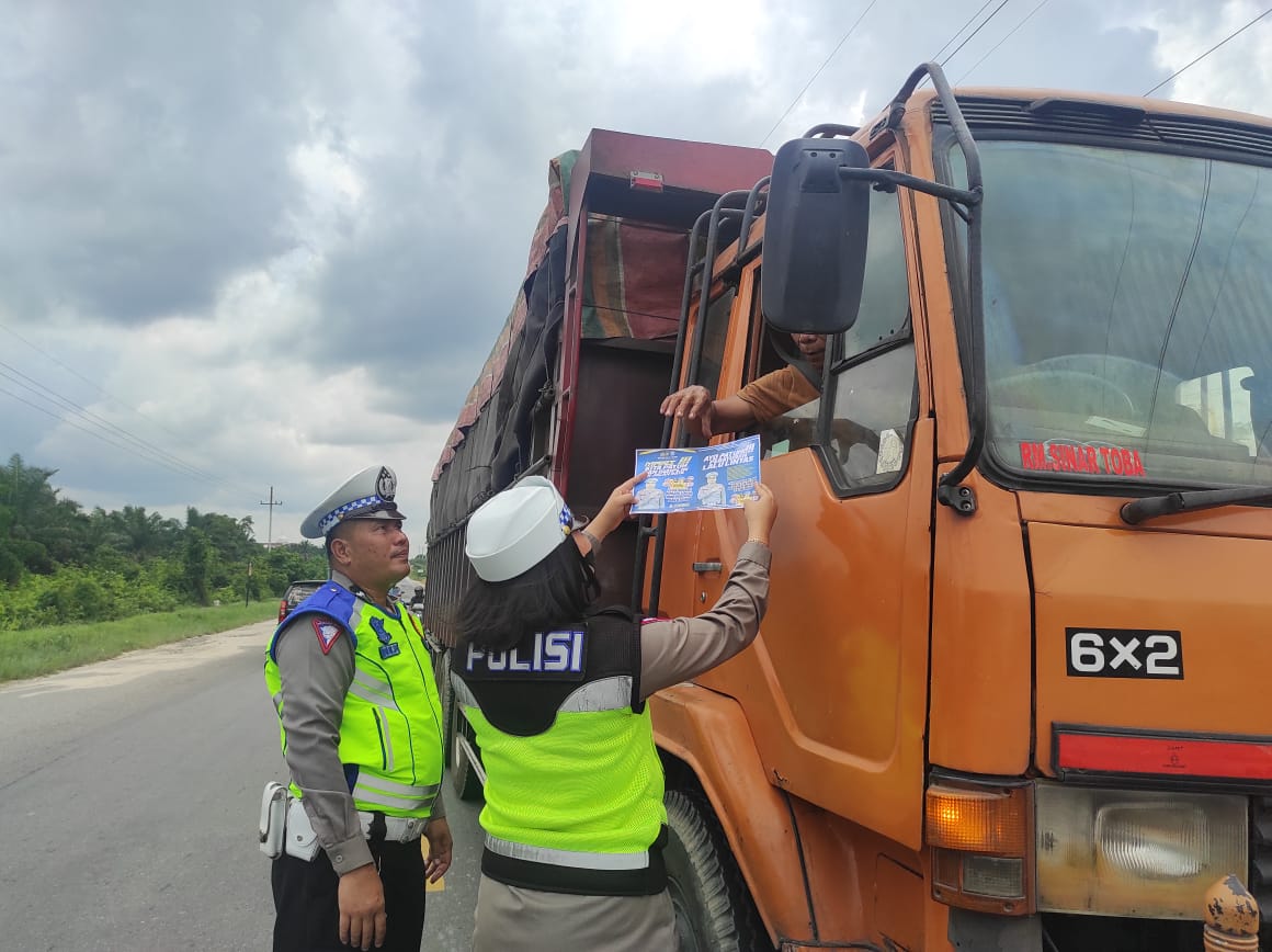 Dikmas Lantas, Tim Unit Kamsel Satlantas Polres Rohil Bagikan Stiker Ayo Patuhi Aturan Lalu Lintas